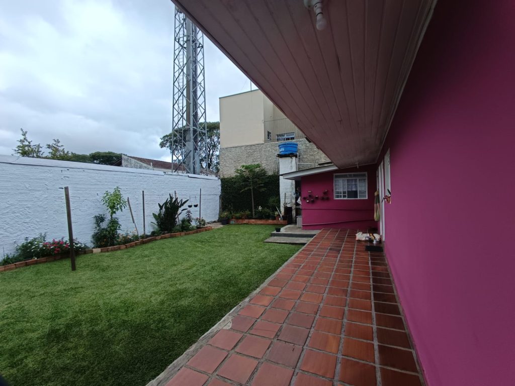 Sobrado grande e localização estratégica (falta acabamento)