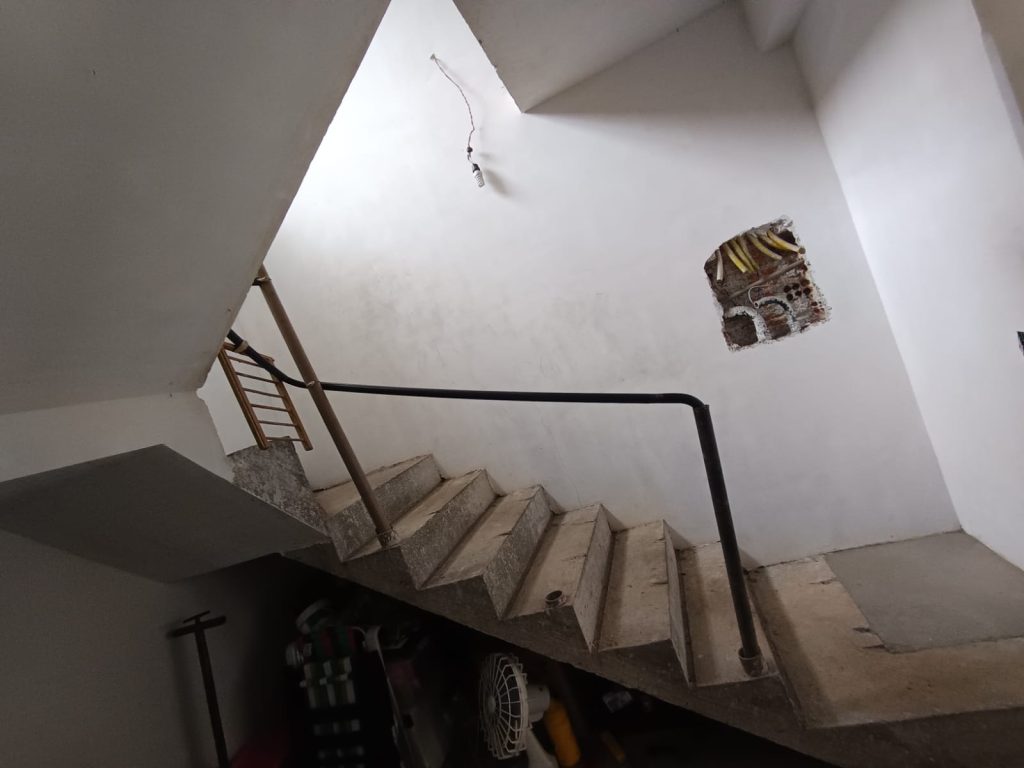 Sobrado grande e localização estratégica (falta acabamento)