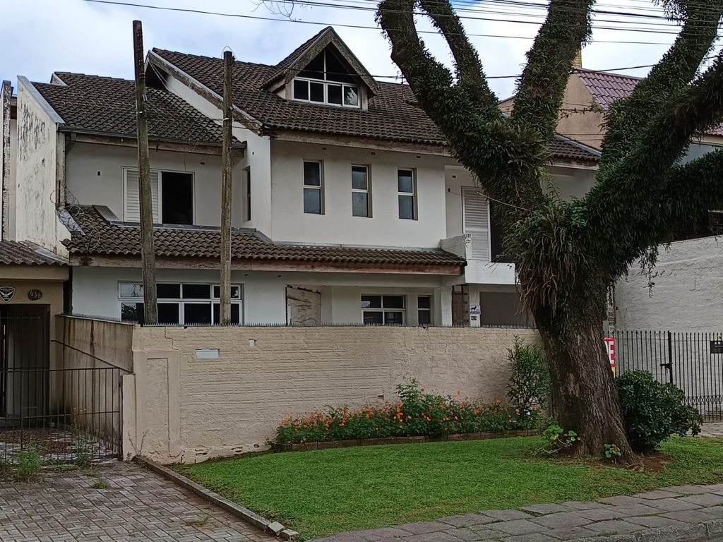 Sobrado grande e localização estratégica (falta acabamento)
