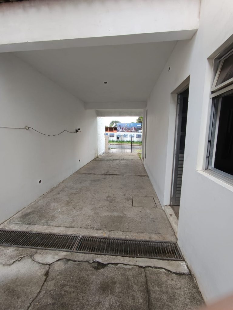 Sobrado grande e localização estratégica (falta acabamento)