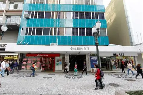 Conjunto comercial no Centro de Curitiba