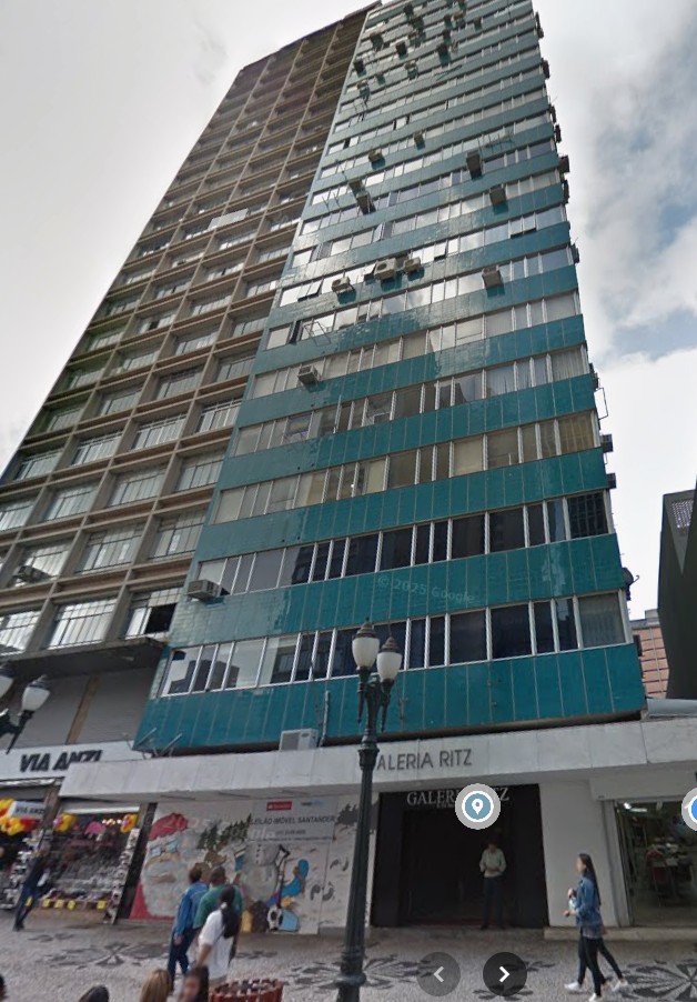 Conjunto comercial no Centro de Curitiba