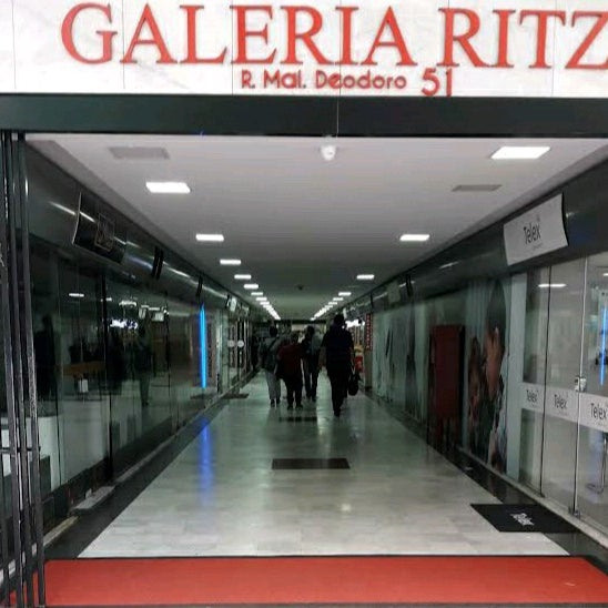 Conjunto comercial no Centro de Curitiba