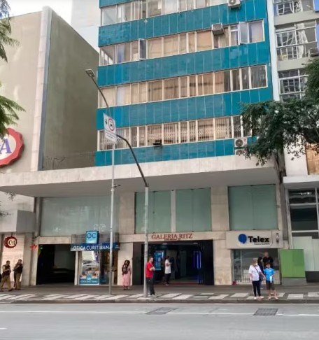 Conjunto comercial no Centro de Curitiba