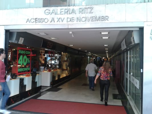Conjunto comercial no Centro de Curitiba