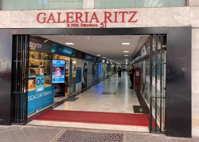 Conjunto comercial no Centro de Curitiba